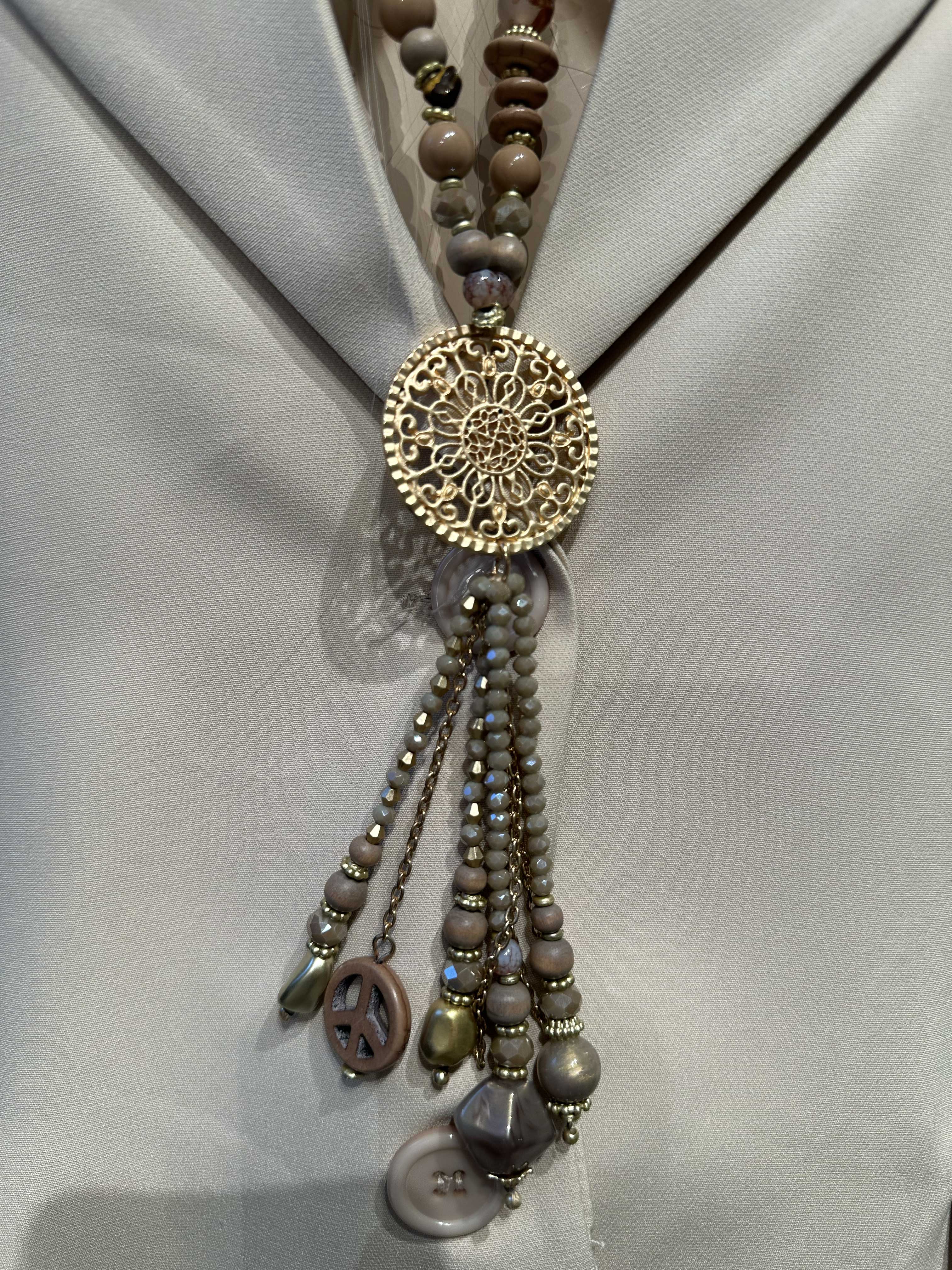 Abena - Mudfarvet perlekæde med vedhæng